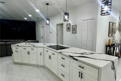 House in Miami, Florida 4 bedrooms, 203.73 sq.m. № 1943670 - photo 4