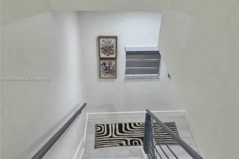 House in Miami, Florida 4 bedrooms, 203.73 sq.m. № 1943670 - photo 30