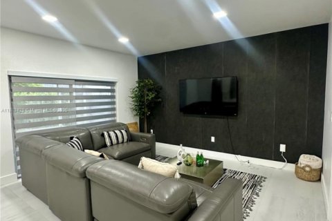 House in Miami, Florida 4 bedrooms, 203.73 sq.m. № 1943670 - photo 10