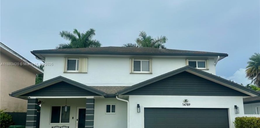 House in Miami, Florida 4 bedrooms, 203.73 sq.m. № 1943670