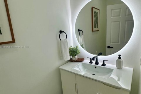 House in Miami, Florida 4 bedrooms, 203.73 sq.m. № 1943670 - photo 9