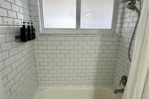 House in Miami, Florida 4 bedrooms, 203.73 sq.m. № 1943670 - photo 23