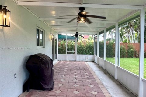 House in Miami, Florida 4 bedrooms, 203.73 sq.m. № 1943670 - photo 14