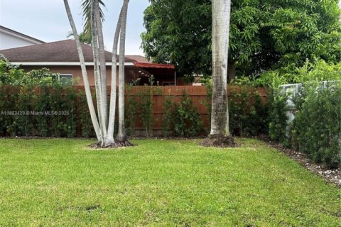 House in Miami, Florida 4 bedrooms, 203.73 sq.m. № 1943670 - photo 15