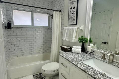 House in Miami, Florida 4 bedrooms, 203.73 sq.m. № 1943670 - photo 22