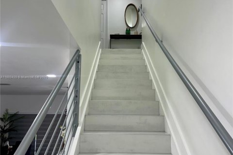 House in Miami, Florida 4 bedrooms, 203.73 sq.m. № 1943670 - photo 18