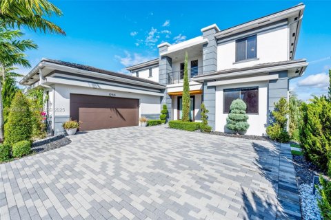 House in Parkland, Florida 5 bedrooms, 397.06 sq.m. № 1986407 - photo 1