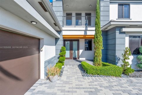 House in Parkland, Florida 5 bedrooms, 397.06 sq.m. № 1986407 - photo 4