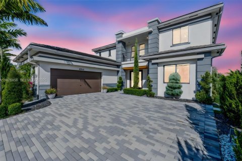 House in Parkland, Florida 5 bedrooms, 397.06 sq.m. № 1986407 - photo 2