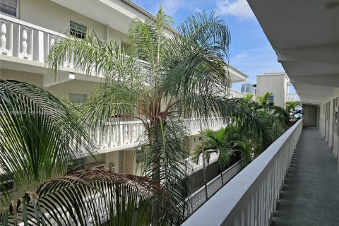 Condominio en venta en Hallandale Beach, Florida, 1 dormitorio, 71.53 m2 № 2040546 - foto 3