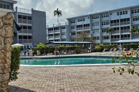 Condominio en venta en Hallandale Beach, Florida, 1 dormitorio, 71.53 m2 № 2040546 - foto 2