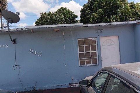 House in Hialeah, Florida 5 bedrooms, 144.74 sq.m. № 1726767 - photo 1
