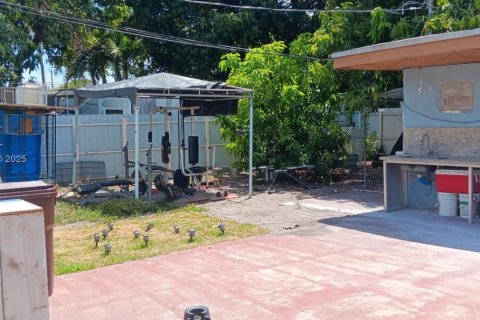 House in Hialeah, Florida 5 bedrooms, 144.74 sq.m. № 1726767 - photo 3