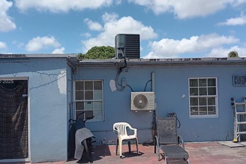 House in Hialeah, Florida 5 bedrooms, 144.74 sq.m. № 1726767 - photo 4