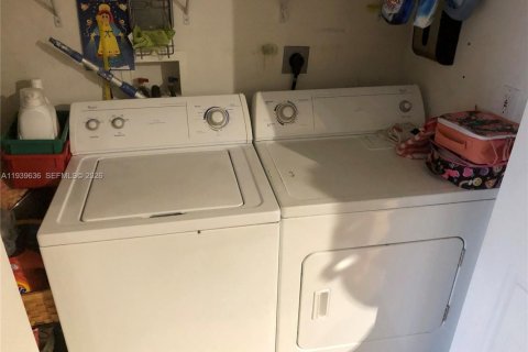 Condo in Doral, Florida, 3 bedrooms  № 1997942 - photo 12