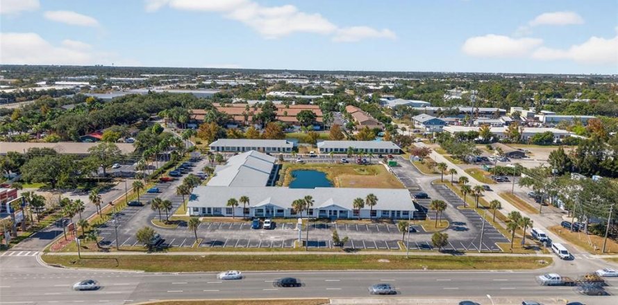 Commercial property in Largo, Florida 3437.38 sq.m. № 2103976