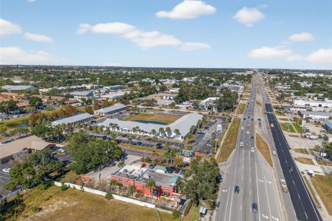 Commercial property in Largo, Florida 3437.38 sq.m. № 2103976 - photo 3