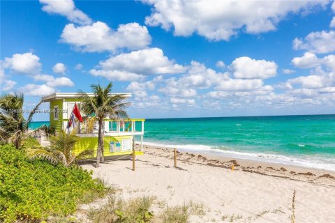 Купить кондоминиум в Халландейл-Бич, Флорида 2 спальни, 115.94м2, № 2018765 - фото 20