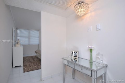 Купить кондоминиум в Халландейл-Бич, Флорида 2 спальни, 115.94м2, № 2018765 - фото 15