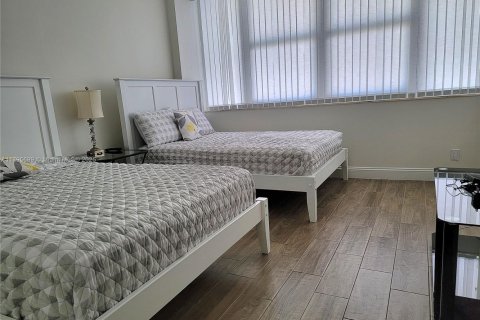 Купить кондоминиум в Халландейл-Бич, Флорида 2 спальни, 115.94м2, № 2018765 - фото 17