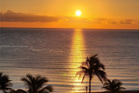 Кондоминиум с 2 спальнями в Халландейл-Бич, Флорида № 2018765