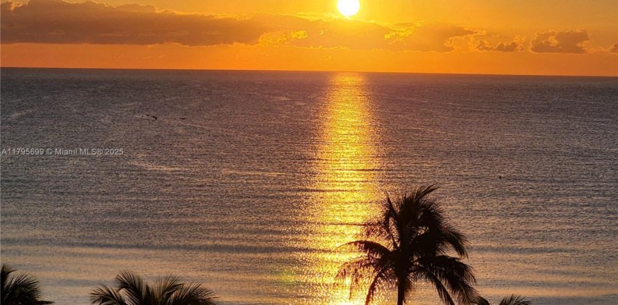 Кондоминиум с 2 спальнями в Халландейл-Бич, Флорида № 2018765