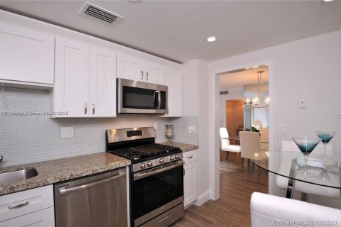 Купить кондоминиум в Халландейл-Бич, Флорида 2 спальни, 115.94м2, № 2018765 - фото 10