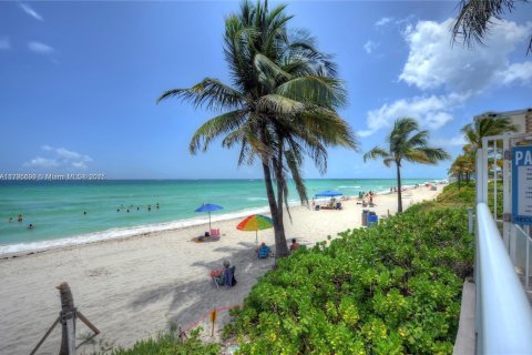 Купить кондоминиум в Халландейл-Бич, Флорида 2 спальни, 115.94м2, № 2018765 - фото 22