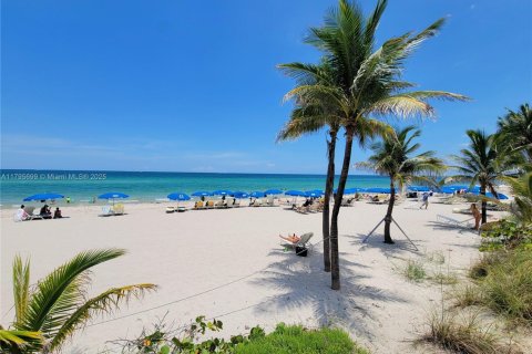 Купить кондоминиум в Халландейл-Бич, Флорида 2 спальни, 115.94м2, № 2018765 - фото 3