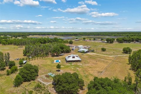 House in Zephyrhills, Florida 3 bedrooms, 196.58 sq.m. № 2113097