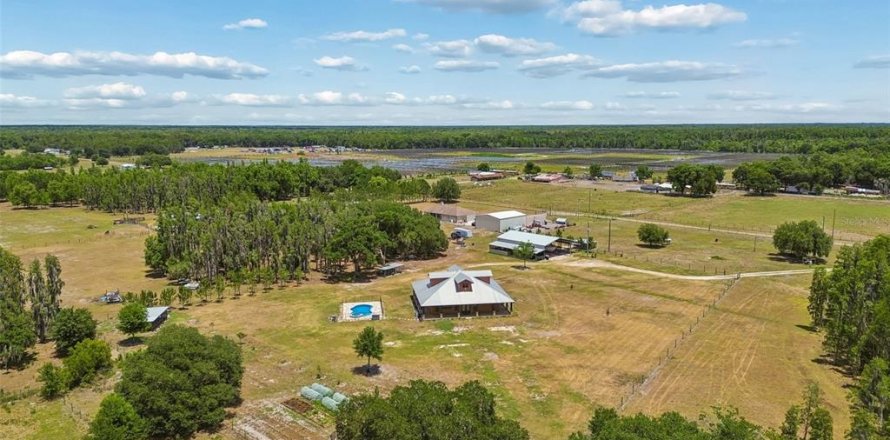 House in Zephyrhills, Florida 3 bedrooms, 196.58 sq.m. № 2113097