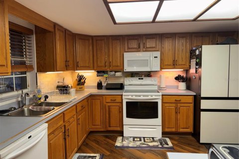 House in Frostproof, Florida 3 bedrooms, 199.74 sq.m. № 1911365 - photo 4