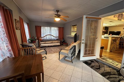 House in Frostproof, Florida 3 bedrooms, 199.74 sq.m. № 1911365 - photo 10