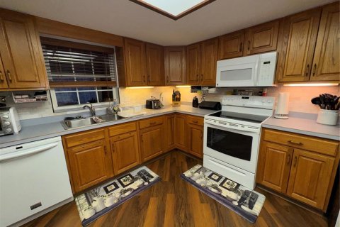 House in Frostproof, Florida 3 bedrooms, 199.74 sq.m. № 1911365 - photo 5