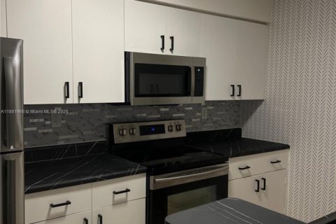 Condominio en alquiler en Miami, Florida, 1 dormitorio, 62.8 m2 № 1977816 - foto 3