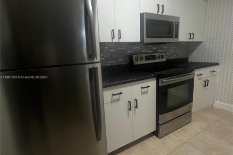 Condominio en alquiler en Miami, Florida, 1 dormitorio, 62.8 m2 № 1977816 - foto 2