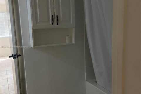 Condominio en alquiler en Miami, Florida, 1 dormitorio, 62.8 m2 № 1977816 - foto 6