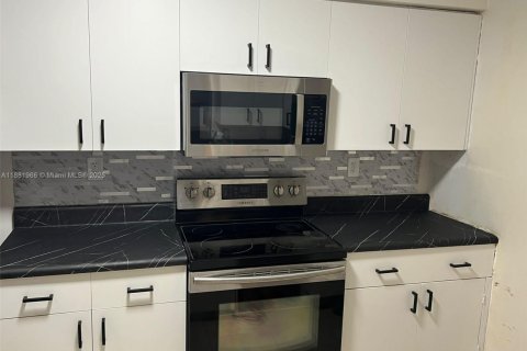 Condominio en alquiler en Miami, Florida, 1 dormitorio, 62.8 m2 № 1977816 - foto 1