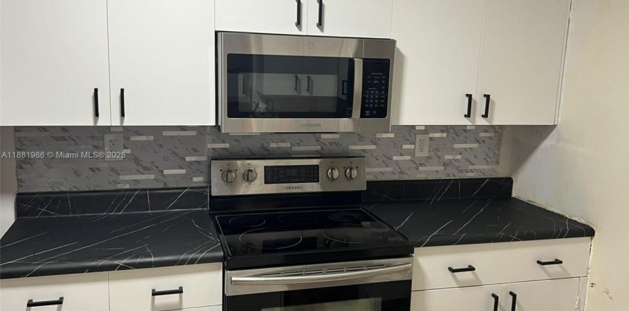 Condominio en Miami, Florida, 1 dormitorio  № 1977816