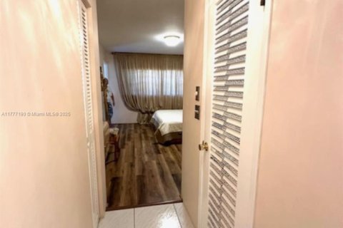 Condo in Hallandale Beach, Florida, 1 bedroom  № 1864205 - photo 19
