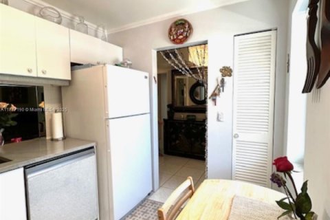 Condo in Hallandale Beach, Florida, 1 bedroom  № 1864205 - photo 7