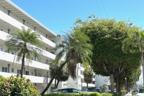 Condo in Hallandale Beach, Florida, 1 bedroom  № 1864205 - photo 30