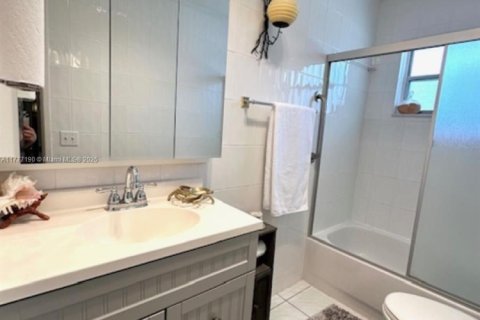 Condo in Hallandale Beach, Florida, 1 bedroom  № 1864205 - photo 18
