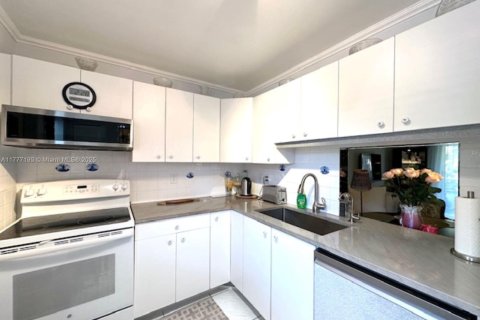 Condo in Hallandale Beach, Florida, 1 bedroom  № 1864205 - photo 6