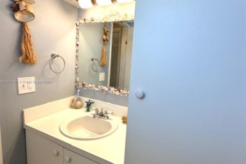 Condo in Hallandale Beach, Florida, 1 bedroom  № 1864205 - photo 12