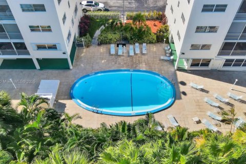 Condo in Hallandale Beach, Florida, 1 bedroom  № 1864205 - photo 25