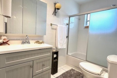 Condo in Hallandale Beach, Florida, 1 bedroom  № 1864205 - photo 17