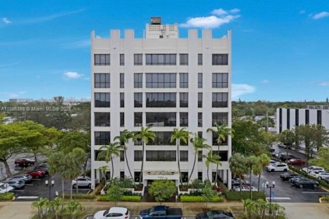 Propiedad comercial en venta en Hollywood, Florida № 1932965 - foto 1