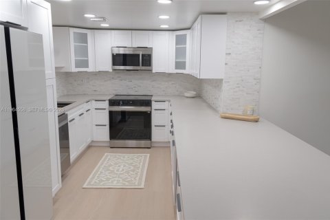 Condo in Pompano Beach, Florida, 3 bedrooms  № 2029484 - photo 29