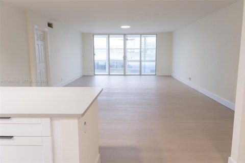 Condo in Pompano Beach, Florida, 3 bedrooms  № 2029484 - photo 7